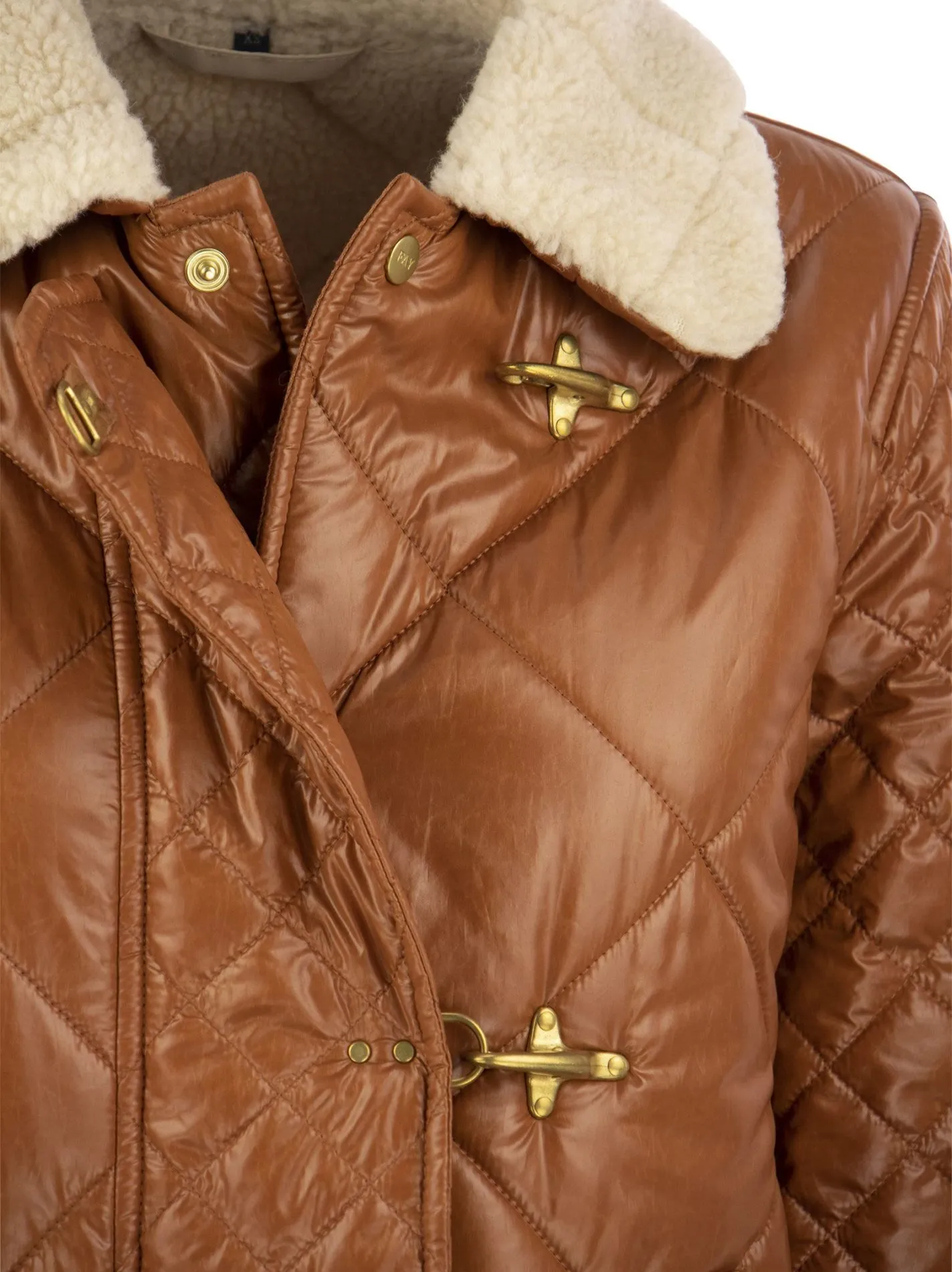 3 padded hangers with shearling-effect inserts.